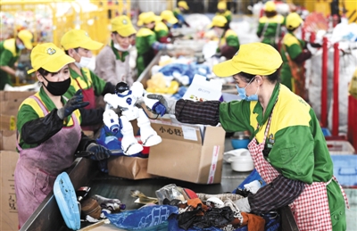 2019年7月8日，杭州余杭區(qū)的浙江虎哥環(huán)境有限公司分揀總倉(cāng)，員工在流水線上分揀可回收垃圾。 圖/視覺(jué)中國(guó)