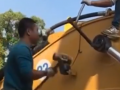 師傅更換挖掘機(jī)上的油封，銷子緊難度有點(diǎn)大，干活太費(fèi)勁了！ (372播放)