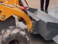 滑移鏟車標配帶快換裝置 能進入電梯的小裝載機 (319播放)
