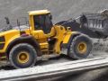 輪式裝載機在采石場為卡車裝沙石 (262播放)