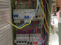 看一下完成好的配電箱，兩路220V總電源進配電箱！ (383播放)
