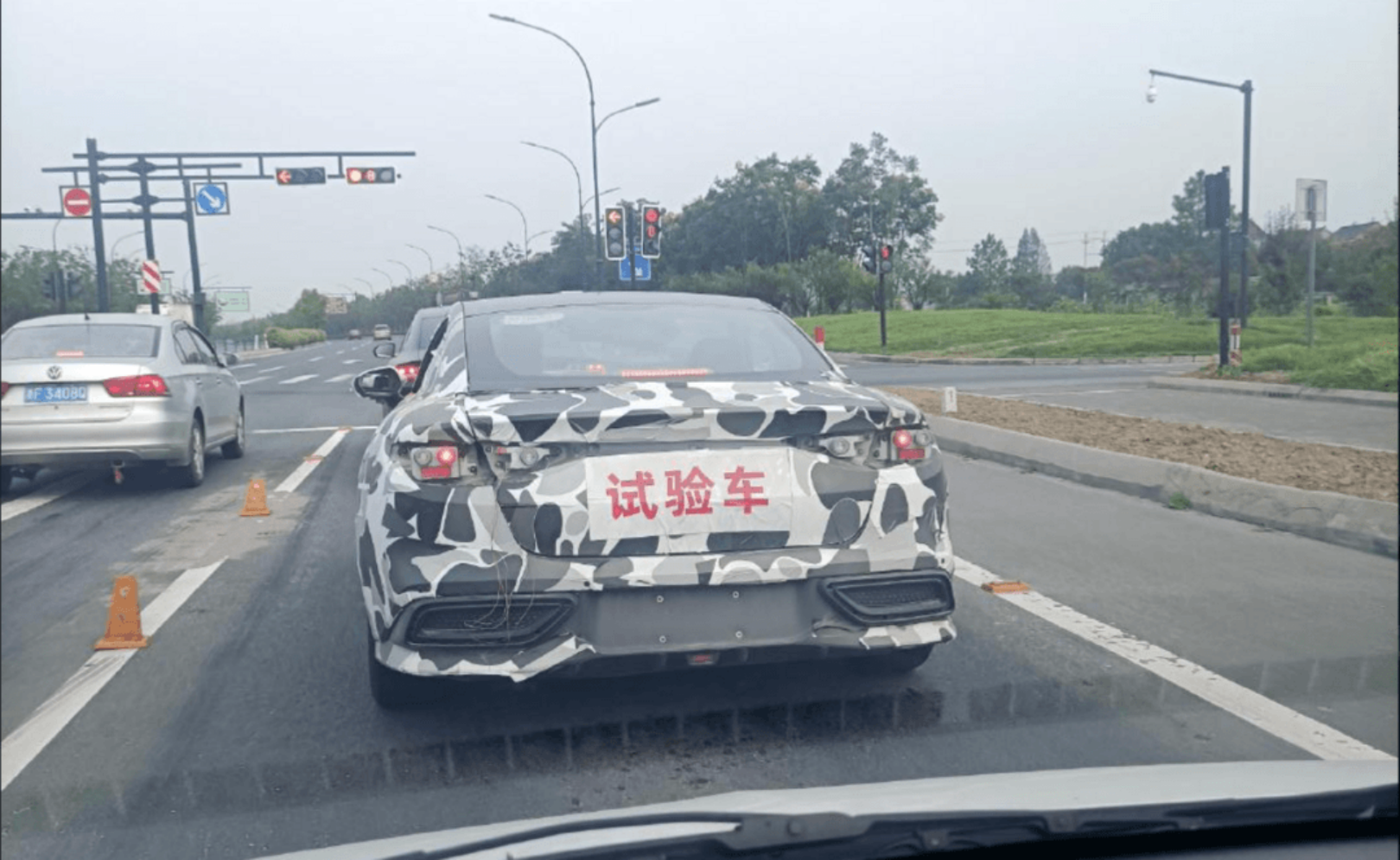 哪吒雙門(mén)轎跑諜照曝光，山海平臺(tái)第二款車(chē)