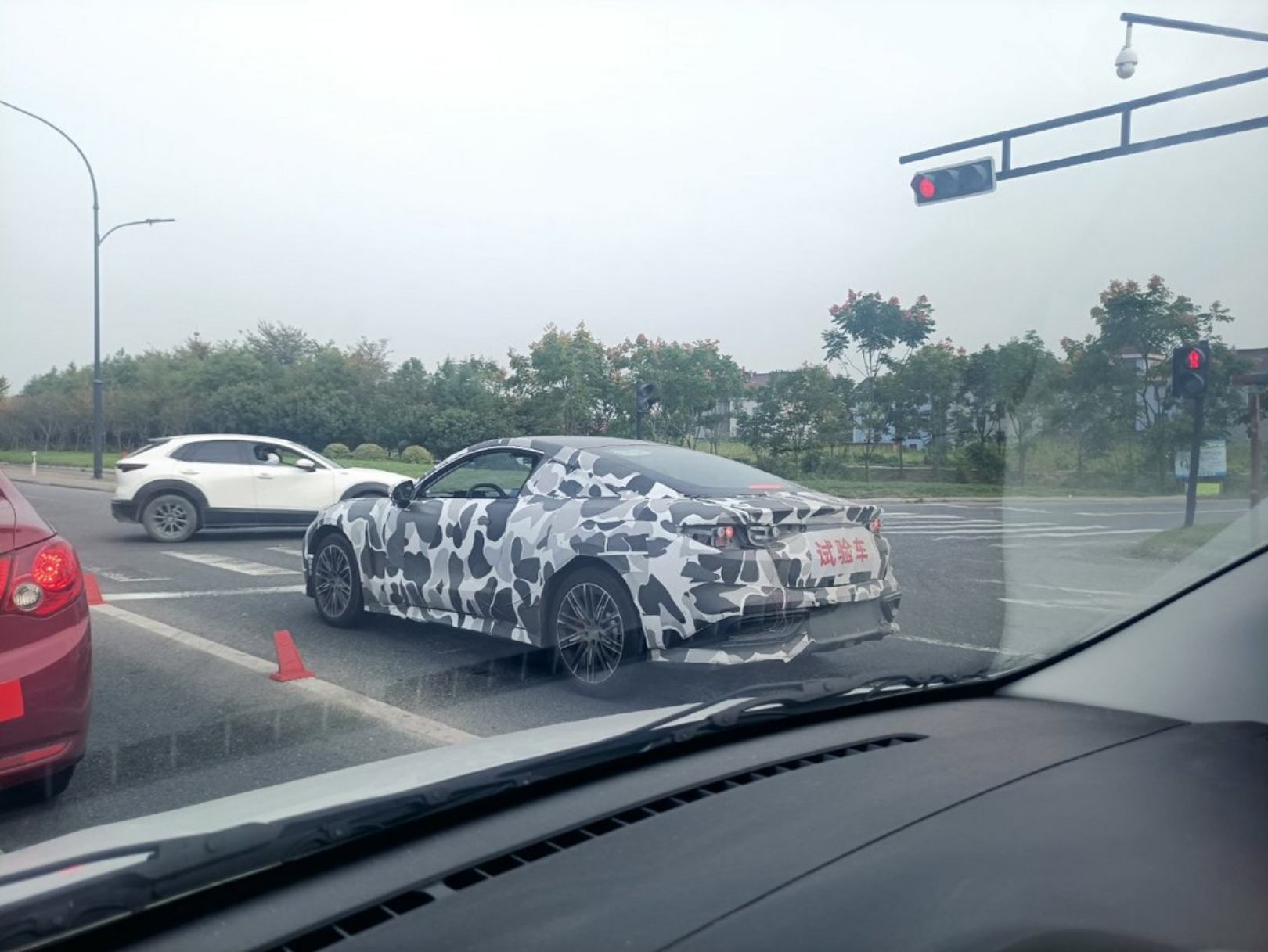 哪吒雙門(mén)轎跑諜照曝光，山海平臺(tái)第二款車(chē)