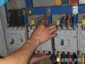 兩位電工師傅在總配電房配電柜上面更換空氣開(kāi)關(guān)全過(guò)程 (529播放)