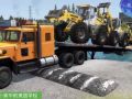 玩具工程車故事動(dòng)畫，平板卡車載著3臺(tái)裝載機(jī)過(guò)水坑，又被卡住了 (368播放)
